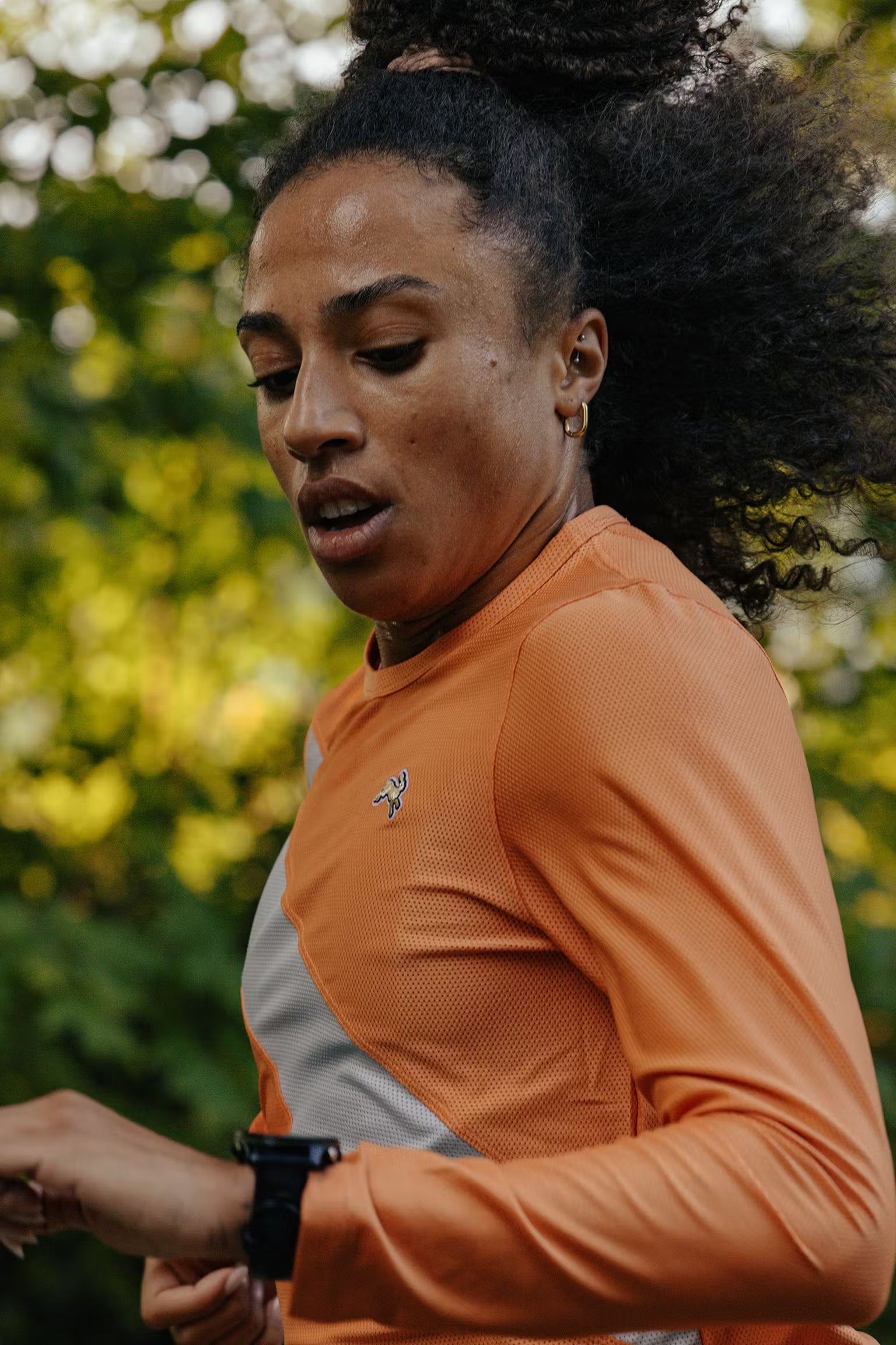 Playera Manga Larga Tracksmith Van Cortlandt Coral Gold