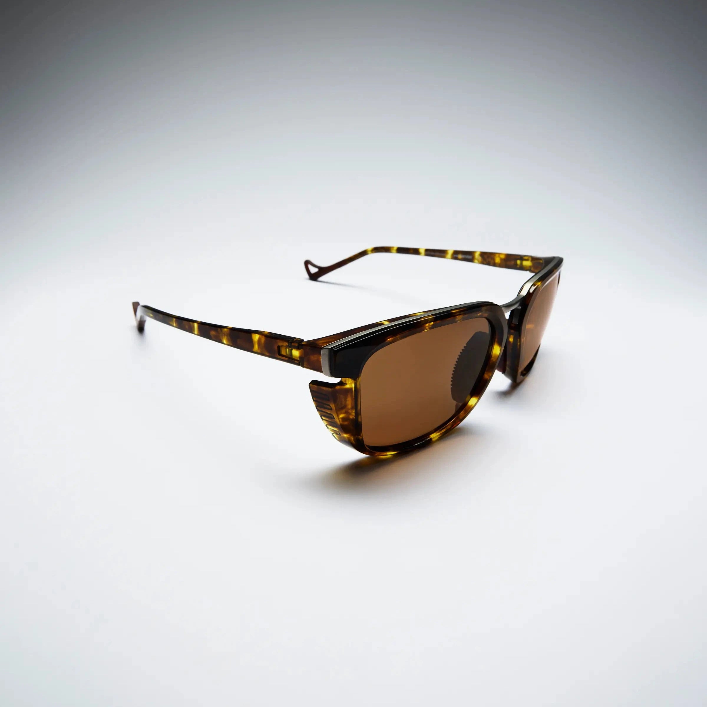 District Vision + and wander Keita Summit Ti Dark Tortoise · Unisex