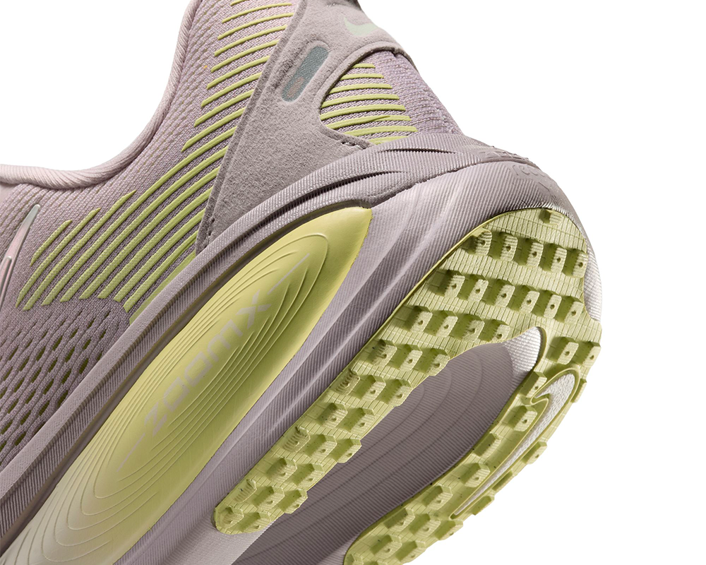 Tenis de pavimento Nike Vomero 18 para mujer