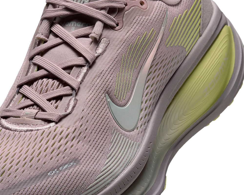 Tenis de pavimento Nike Vomero 18 para mujer