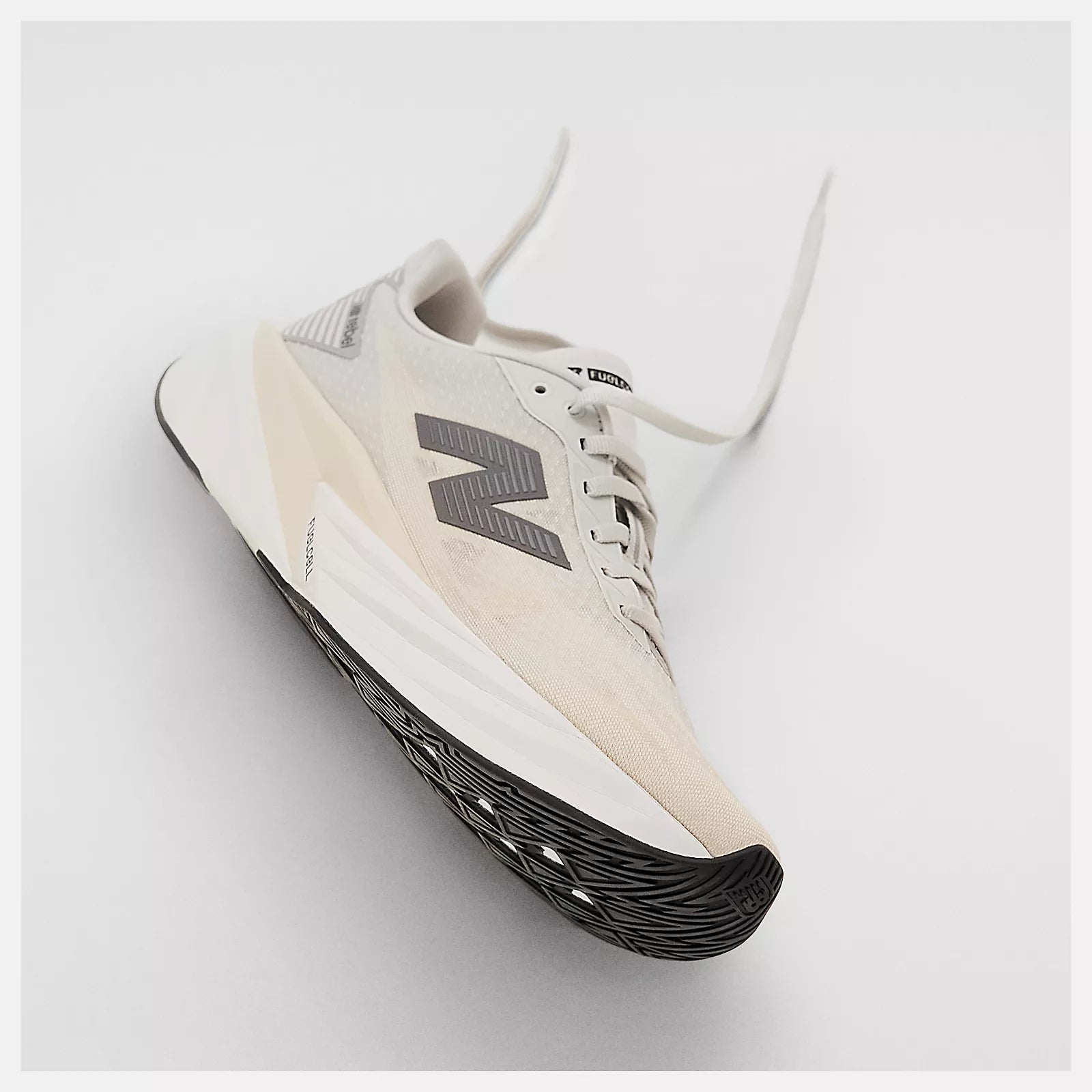 New Balance FuelCell Rebel v5 · Mujer