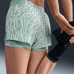 Nike Swift 2-in-1 Shorts · Mujer