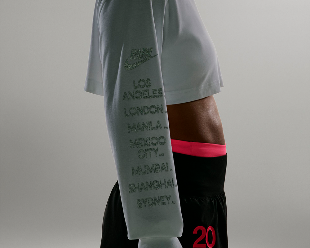 Playera Cropped Nike After Dark Tour Mujer