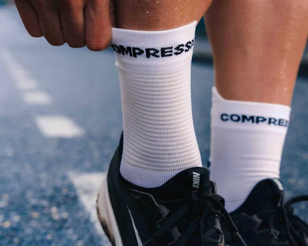 Calcetines Compressports  Pro Racing Socks White/Black Unisex