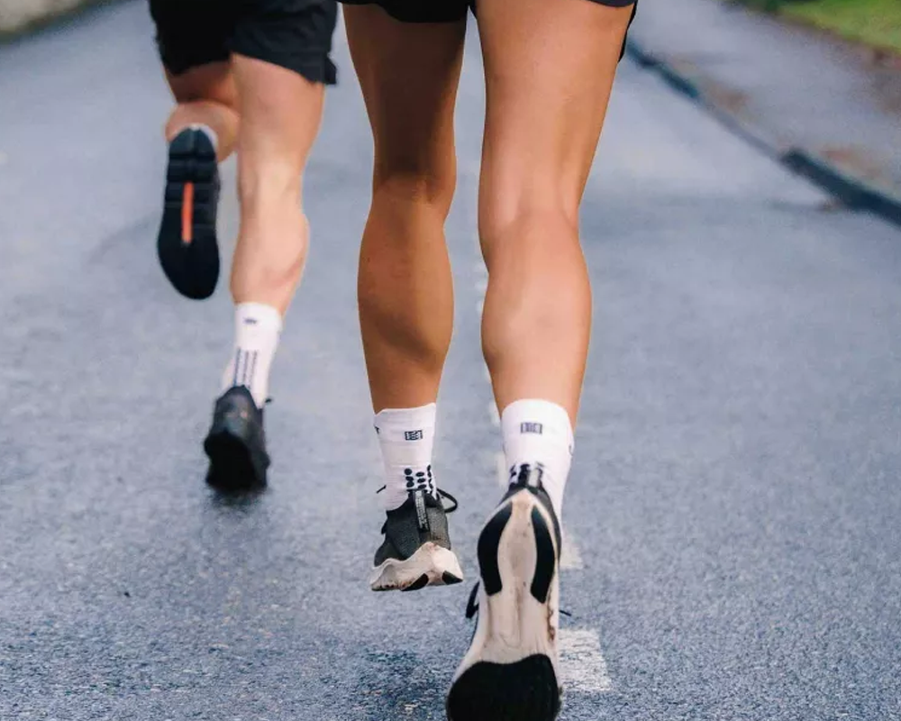 Calcetines Compressports  Pro Racing Socks White/Black Unisex